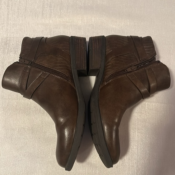 BareTraps Women’s Brown Ankle Booties w/ Design all along the side Size 8 - Picture 10 of 14
